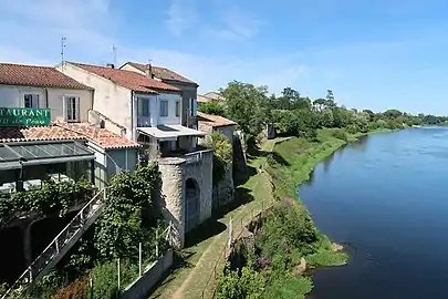 Chemin sur berge le long de la Dordogne (promenade de Larmane).