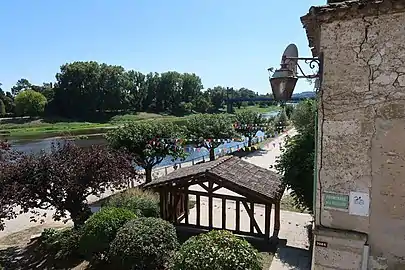 Quai le long de la Dordogne (promenade de la Batellerie).