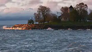 Vue sur les rives et les blocs de calcaire.