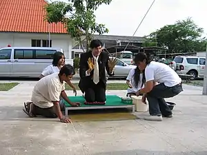 L'acteur Prompong Nopparit (th), porte-parole du ministère de la Culture, est le premier à laisser l'empreinte de sa main sur le sol des Archives du film thaïlandais dans le cadre de la célébration du 100e anniversaire de la naissance de Rattana Pestonji.