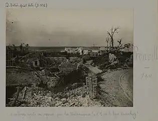 Ruines du village après la prise de la Ligne Hindenburg.