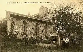 La collégiale construite entre 1180 et 1250 dans l'enceinte intérieure du château d'en-haut fut dédiée à saint-Côme et saint Damien, tout comme l'église paroissiale. Démolie vers la fin du XVIIIe siècle, il en reste un mur de la nef.