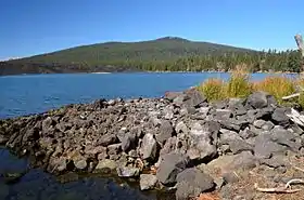 Vue du pic Prospect avec le lac Butte au premier plan.