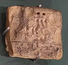 Petite tablette en argile carrée comprenant des signes proto-cunéiformes.