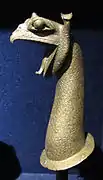 Protomé de chaudron. Griffon, bronze, 690-680Musée Arch., Olympie