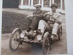 Essai d'un prototype électrique par Ettore Bugatti et son client, le roi Léopold III de Belgique, dans la cour de l'usine
