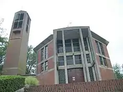 L'église dont le clocher est séparé de la nef.