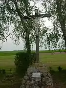 croix de chemin érigée face au monument aux morts.