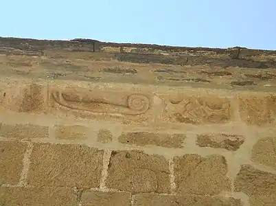 Motifs décoratifs sous la corniche de la partie gauche de la façade.