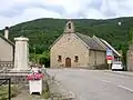 L'église et le monument aux morts.