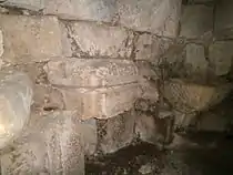 photo de blocs de pierre sculptés empilés dans une cave