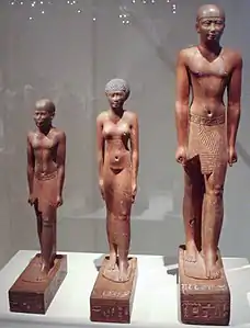 Trois statues, Psammétique Ier, sa femme et son fils.