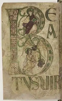 Première page d'un manuscrit enluminé, présentant le mot latin Beatus.