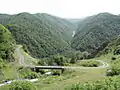 La route principale de la vallée haute de l'Aragvi au pont de Tsikhétgora.