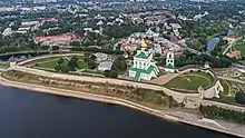 Le kremlin de la ville de Pskov, avec la cathédrale - vue depuis la Velikaïa.