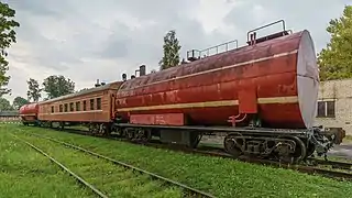 Train russe de lutte contre les incendies avec deux citernes d'eau.