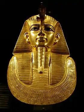 Masque funéraire à plastron du pharaon Psousennès Ier