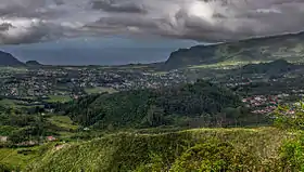 Vue du piton des Songes au centre depuis le Gros Piton Rond.