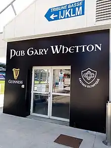Nouveau pub Gary Whetton, le plus célèbre des All Black du CO, en Tribune Francis Rui.