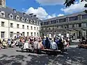 La compagnie Les Arts Oseurs dans leur spectacle "Héroïne", dans la cour du collège Jules Ferry à Quimperlé