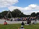 Des spectateurs qui assistent à une représentation de "Maison Feu" par Xav to Yilo au Festival des Rias 2021, sur le parking du stade de Guilligomarc'h.