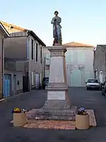 Poilu au repos (monument aux morts)