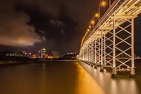 Vue nocturne du pont du gouverneur Nobre de Carvalho depuis la péninsule de Macao en direction de Taipa.