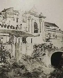 La porte de Jerez photographiée par calotype en 1850 par Joseph Vigier. On aperçoit en outre, à droite, le pont sur la rivière Tagarete.