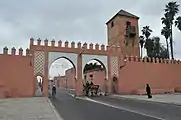 La porte du côté ouest du Grand Mechouar (vers la rue Bab Ighli). La tour de droite est le minaret de l'ancienne mosquée de Derb Chtouka datant du XVIIIe siècle.