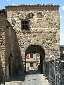 Porte Bab al-Mardum (ou Valmarón), datant du Xe siècle (une des plus anciennes de Tolède), a donné son nom à la mosquée voisine.