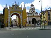 La Porte de la Macarena avec, à sa droite au second plan, la Basilique du même nom.