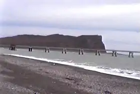 Quai-débarcadère de Puerto Caleta La Misión avec, derrière, le cap Domingo