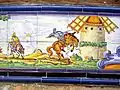 Azulejo de la place du village, décrivant une scène de combat de Don Quichotte contre un moulin à vent