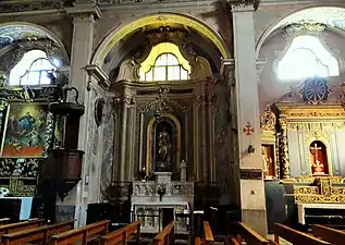 Chapelles latérales de droite avec le retable du Rosaire