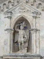 Statue de l'archange Michel au-dessus de l'entrée principale.