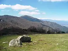 Le puig Neulós, vu depuis le coll de l'Aranyó (899 m). Au loin, sous la neige : le massif du Canigou.