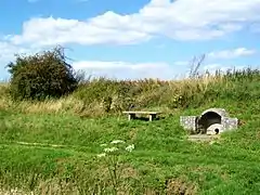 La fontaine Sainte-Geneviève entre le vieux et le nouveau village.