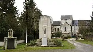 Le puits de Saint-Firmin, le monument aux morts et l'église d'Auménancourt-le-Grand.