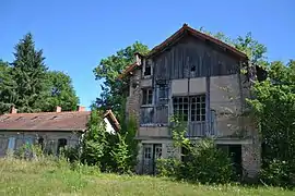 Vestiges du bâtiment de la machine d'extraction du puits Quatre de Saint-Médard-la-Rochette.