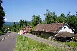 Des bâtiment en longueur le long d'une route.