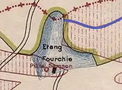 Un plan topographique montre l'emplacement du puits et d'une maison dans un étang.