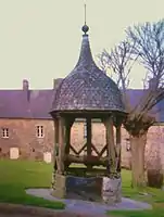 Le cloître et son puits.