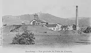 Vue générale du puits au début de son activité avec son terril naissant et la colline de Bourlémont en arrière.
