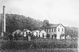 Ensemble de bâtiment industriels dans un cadre champêtre.