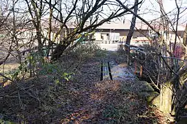 Une ancienne passerelle en métal.