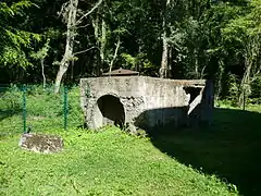 Bloc de béton massif.