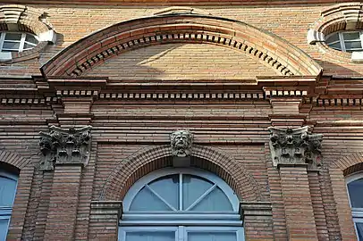 Façade centrale, détail du fronton