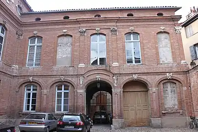 Façade latérale dans la cour