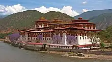 Le Punakha Dzong (en) se trouve au bord de la Mo Chhu.