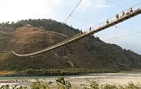 Le pont suspendu de Punakha depuis les berges de la rivière.